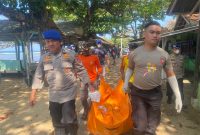 
Petugas mengevakuasi korban ke RSUD Pameungpeuk usai ditemukan meninggal di warung kosong di Kampung Pulo, Desa Mancagahar, Kecamatan Pameungpeuk, Kabupaten Garut, Sabtu (28/9/2024).(Foto: andre/dara)
