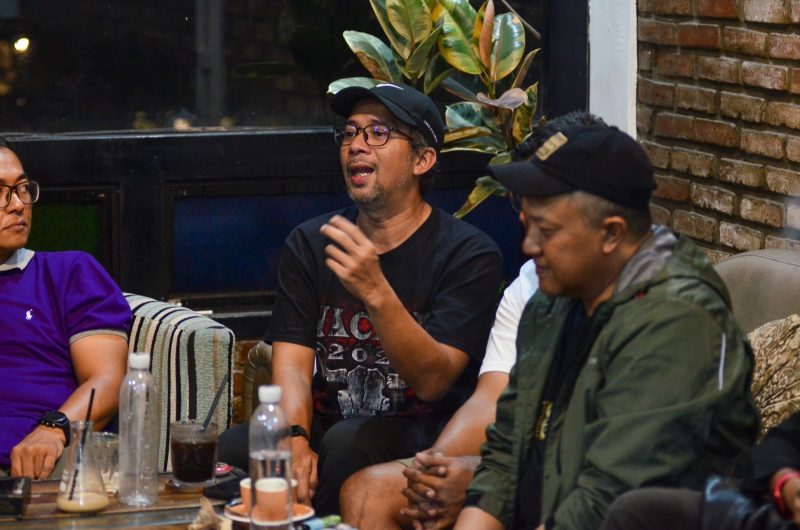 
Para penggiat event dan pertunjukan saat berdiskusi dengan calon Wali Kota Bandung Arfi Rafnialdi di Kopi Tera Burangrang, Kota Bandung, Minggu (29/9/2024) malam. (Foto: deram/dara)

