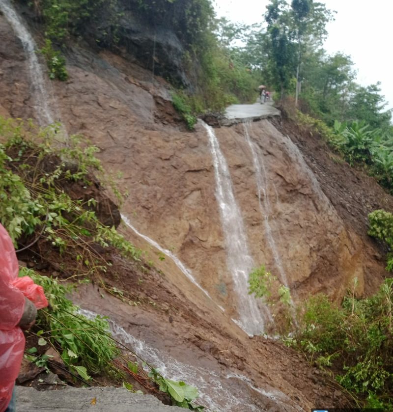 Longsor di Kecamatan Peundeuy, Kabupaten Garut menyebabkan akse jalan yang menghubungkan Kecamatan Peuneuy dengan Kecamatan Cibalong terputus total, Rabu (11/9/2024)(Foto: Istimewa)