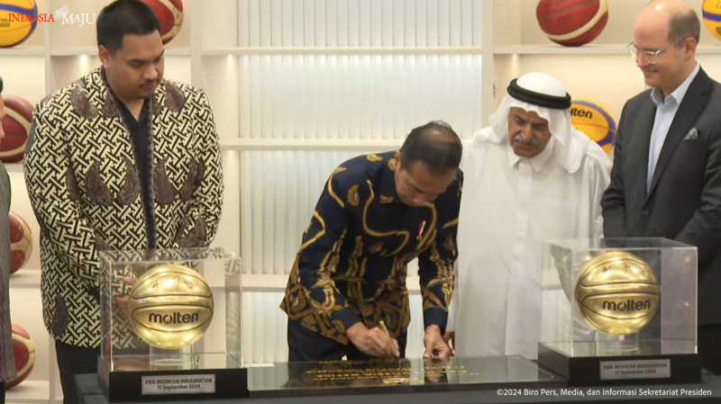 Presiden Joko Widodo (Jokowi) meresmikan Kantor FIBA di Indonesia, Provinsi Daerah Khusus Jakarta, Selasa (17/09/2024). (Foto: Tangkapan YouTube BPMI Setpres)
