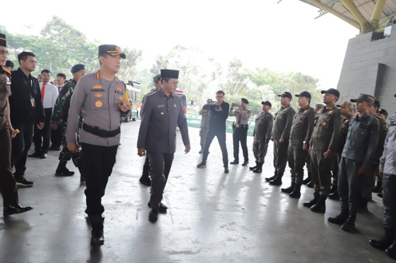 
Kombes Pol Kusworo Wibowo memeriksa pasukan pada Gelar Pasukan Operasi Mantap Praja Lodaya 2024, di Dome Bale Rame Soreang Kabupaten Bandung, Selasa (24/9/2024).(Foto: maji/dara)

