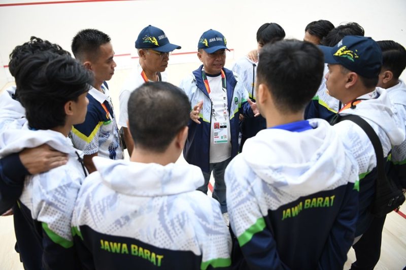 
Sekretaris Daerah Provinsi Jawa Barat Herman Suryatman memotivasi atlet dan ofisial Jabar cabor squash di Gedung Squash Arena Kota Medan, Sumatra Utara, Sabtu (14/9/2024).(Foto: Biro Adpim Jabar)

