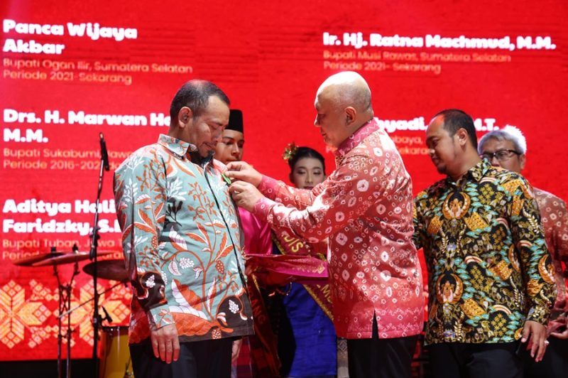 
Kadiskop UKM Dindin Syahidin mewakili Bupati Bandung menerima Jasa Bakti KUKM)dari Menteri KUKM Teten Masduki di Palembang, Kamis (5/9/24). (Foto: maji/ist)
