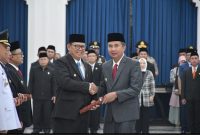 
Menteri Dalam Negeri memperpanjang masa jabatan Kusmana Hartadji sebagai Penjabat Walikota Sukabumi. Surat Keputusan diserahkan
Pj. Gubernur Jabar,Barat Bey Machmudin di Aula Barat, Gedung Sate, Bandung, Jumat (20/9/2024).(Foto: Ist)
