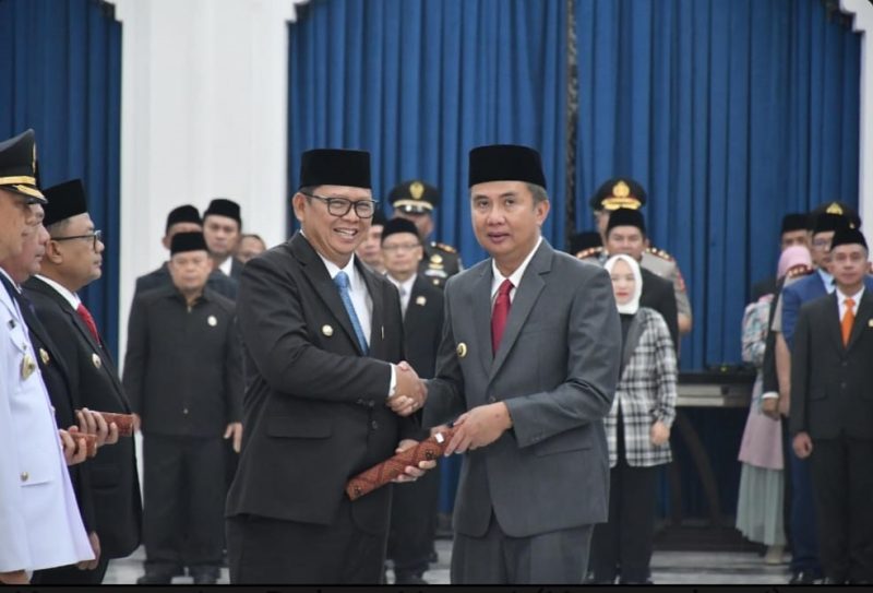 
Menteri Dalam Negeri memperpanjang masa jabatan Kusmana Hartadji sebagai Penjabat Walikota Sukabumi. Surat Keputusan diserahkan
Pj. Gubernur Jabar,Barat Bey Machmudin di Aula Barat, Gedung Sate, Bandung, Jumat (20/9/2024).(Foto: Ist)
