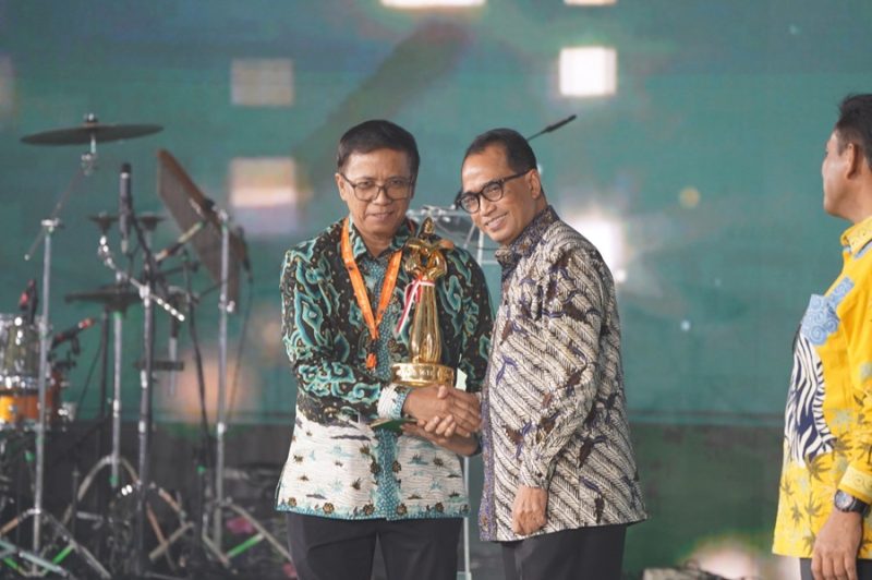 
Menteri Perhubungan Budi Karya Sumadi menyerahkan Piala Wahana Tata Nugraha (WTN) Wiratama Tahun 2024, kepada Sekretaris Daerah Kabupaten Bandung Cakra Amiyana di JIExpo Kemayoran, Jakarta Pusat, Sabtu (7/9/2024).(Foto: maji/dara)
