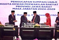 
Pj Gubernur Jawa Barat Bey Machmudin menghadiri Rapat Paripurna DPRD Jawa Barat dalam Rangka Pengucapan Sumpah/Janji Anggota DPRD Provinsi Jabar Masa Jabatan 2024-2029 di Gedung Merdeka, Kota Bandung, Senin (2/9/2024).(Foto: Biro Adpim Jabar)