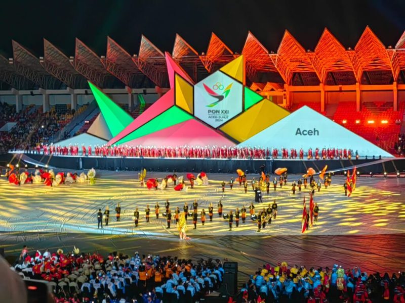 
Pagelaran seni budaya Aceh mewarnai acara Pembukaan PON XXI Aceh-Sumut, Senin (9/9/2024). (Foto:ponxxi-acehsumut.id)

