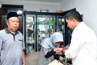 Penjabat Gubernur Bey Machmudin takziah ke rumah Syamsul Diana Ahmad (30) di Desa Parungseah Berong, Kecamatan Sukabumi, Kabupaten Sukabumi, Selasa (17/9/2024). (Foto: biro adpim jabar)



