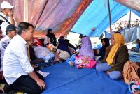 
Penjabat Gubernur Jabar Bey Machmudin berdialog dengan warga korban gempa bumi di Kecamatan Kertasari,Kabupaten Bandung, Rabu (18/9/2024). (Foto: biro adpim jabar)
