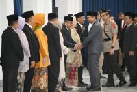 
Penjabat Gubernur Jawa Barat Bey Machmudin melantik Lima Pejabat Sementara (Pjs) di Aula Barat Gedung Sate, Kota Bandung, Selasa (24/9/2024).(Foto: Biro Adpim Jabar)