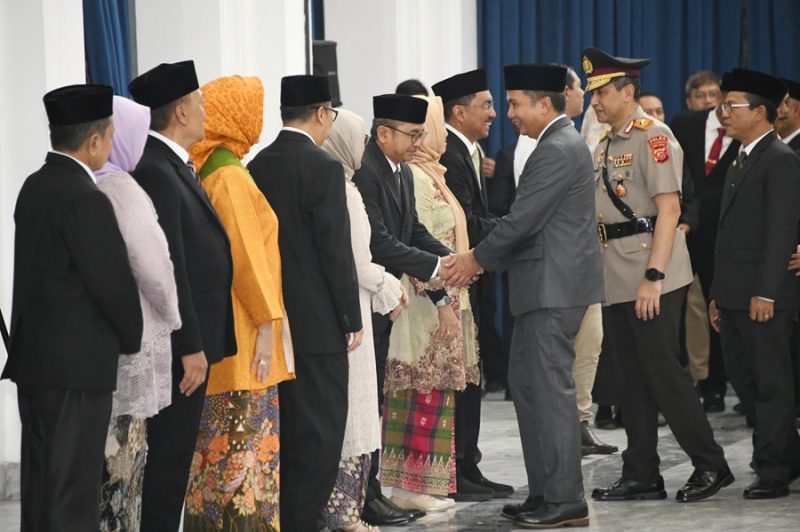 
Penjabat Gubernur Jawa Barat Bey Machmudin melantik Lima Pejabat Sementara (Pjs) di Aula Barat Gedung Sate, Kota Bandung, Selasa (24/9/2024).(Foto: Biro Adpim Jabar)