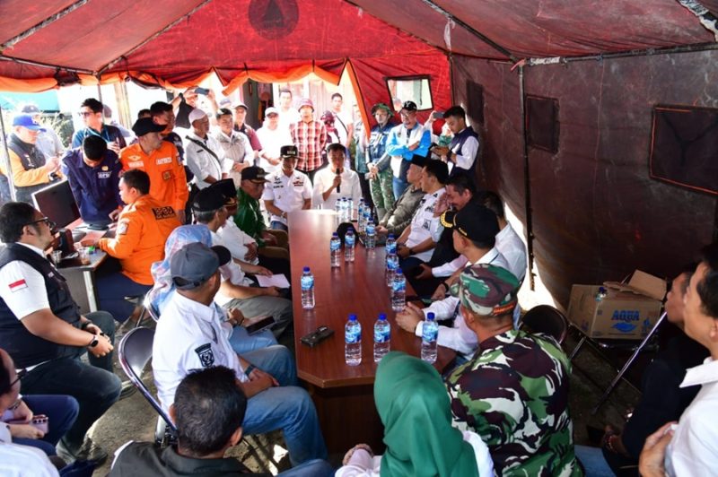 
Penjabat (Pj.) Gubernur Jawa Barat Bey Machmudin didampingi Bupati Bandung, Dadang Supriatna memimpin rapat di Posko Utama Penanganan Gempa Bumi, Rabu (18/9/2024).(Foto: biro adpim jabar)
