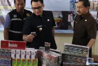 
Penjabat (PJ) Bupati Cirebon, Wahyu Mijaya melihat barang bukti rokok illegal yang berhasil disita tim gabungan. (Foto: Bambang/dara)

