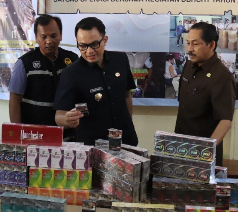 
Penjabat (PJ) Bupati Cirebon, Wahyu Mijaya melihat barang bukti rokok illegal yang berhasil disita tim gabungan. (Foto: Bambang/dara)

