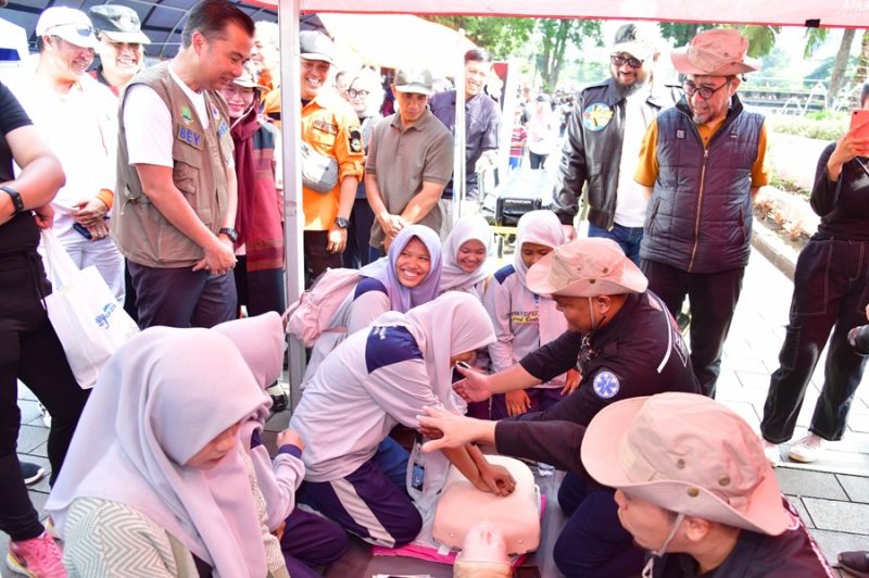 
Pj Gubernur Jabar Bey Machmudin menghadiri kegiatan Anak Jabar Sadar Bencana, Hari Anak Nasional,  dan Hari Bahasa Isyarat Internasional Tahun 2024 di halaman depan Gedung Sate, Kota Bandung, Minggu (29/9/2024).(Foto: Biro Adpim Jabar)