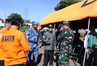 
Bupati Bandung Dadang Supriatna Bersama Forkopimda memantau tenda pengungsian di Lapangan Sepakbola Desa Cibeureum Kecamatan Kertasari Kabupaten Bandung, Kamis (19/9/2024).(Foto: maji/dara)