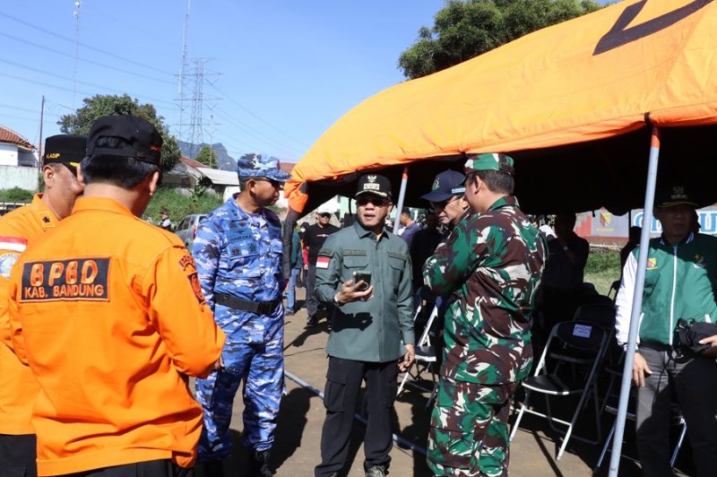 
Bupati Bandung Dadang Supriatna Bersama Forkopimda memantau tenda pengungsian di Lapangan Sepakbola Desa Cibeureum Kecamatan Kertasari Kabupaten Bandung, Kamis (19/9/2024).(Foto: maji/dara)