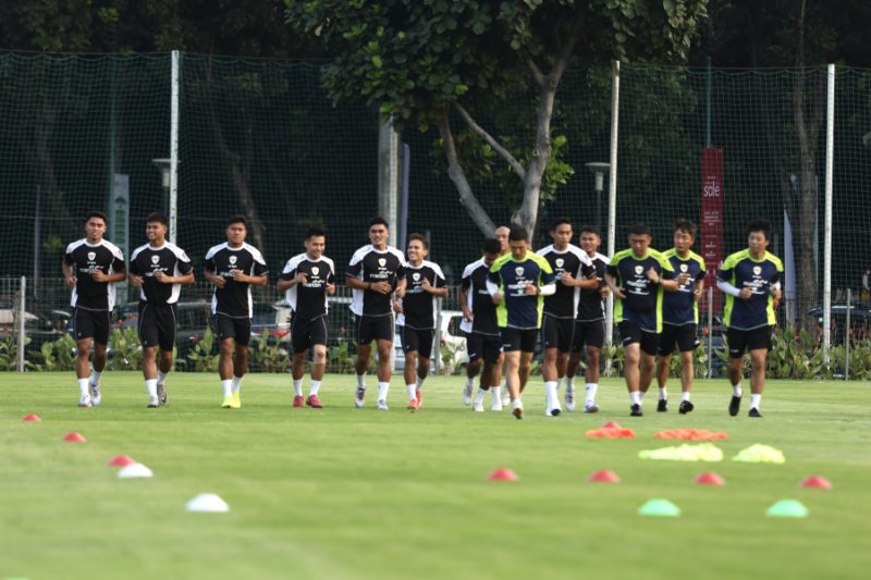 
Pelatih Timnas Indonesua Shin Tae-yong mulai menggenjot skuadnya di Stadion King Abdullah Sports City, Senin (2/9/2024). Tampak penjaga gawang anyar Maarten Paes ikut sesi latihan. (Foto: pssi)
