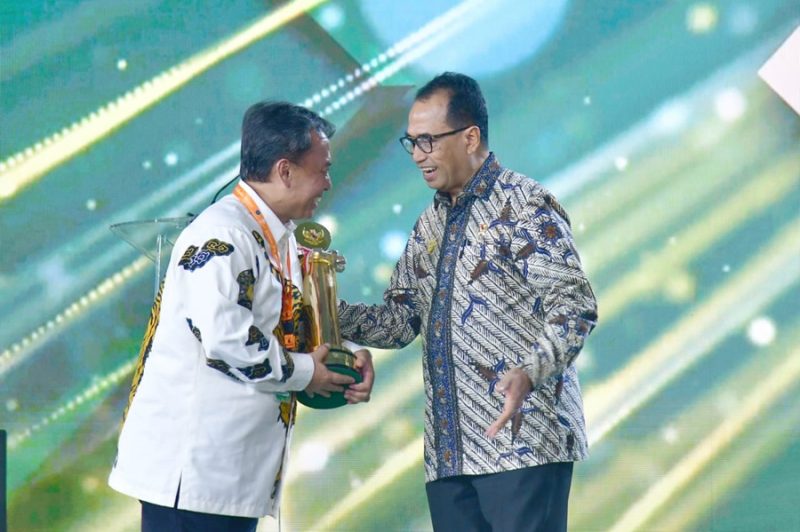 
Sekda Jabar Herman Suryatman menerima piagam penghargaan Wahana Tata Nugraha Tahun 2024 di Ballroom JIExpo Kemayoran, Convention Center & Theatre Area, Jakarta, Sabtu (7/9/2024). (Foto: Dokpim Jabar)