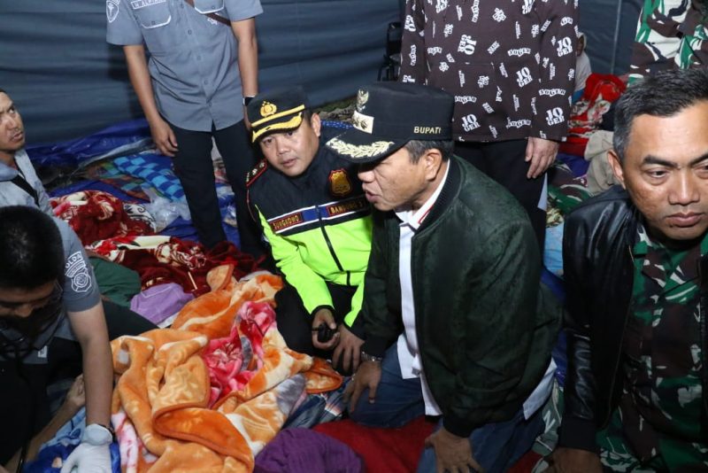 
Untuk menenangan warganya, Bupati Bandung Dadang Supriatna dan sejumlah pejabat tidur di tenda pengungsian, Rabu malam (18/9/2024).(Foto: maji/dara)
