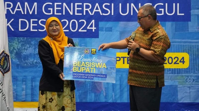  Bupati Sukabumi H. Marwan Hamami meluncurkan Beasiswa Bupati di Auditorium Universitas Muhammadiyah Sukabumi (UMMI), Jumat (20/9/2024). (Foto: Ist)