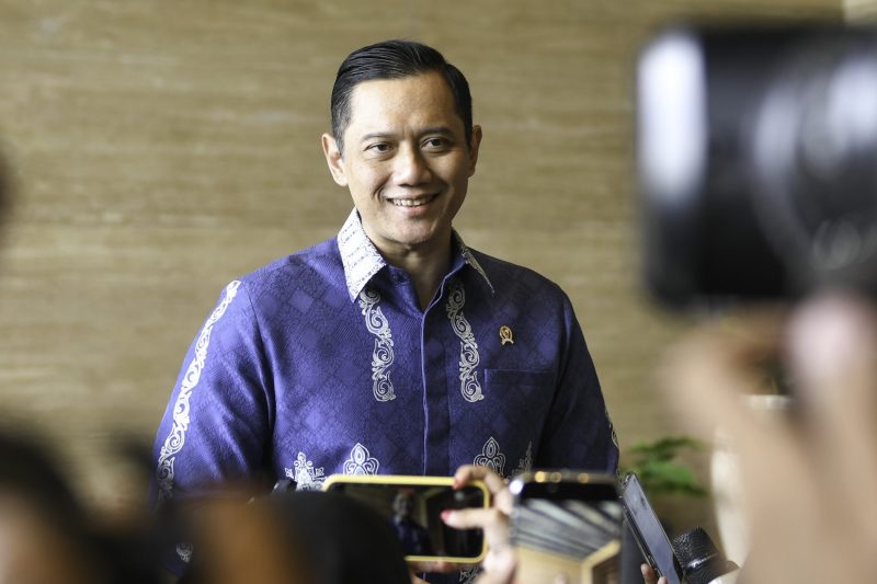 Menteri Agraria dan Tata Ruang/Kepala Badan Pertanahan Nasional (ATR/BPN) Agus Harimurti Yudhoyono dalam keterangan pers setelah menghadiri Sidang Kabinet Paripurna yang dipimpin oleh Presiden Jokowi di Istana Garuda, Ibu Kota Nusantara, Provinsi Kalimantan Timur, Jumat (13/09/2024). (Foto: Humas Setkab/Ibrahim)
