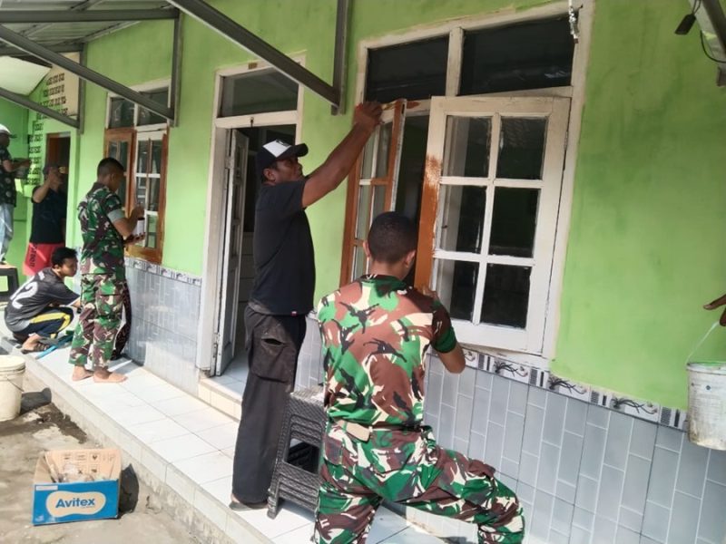 
Pusdiklatpassus Kopassus bersama warga melakukan pengecatan Mushola Al Jaidi, di Jalan Galanggang RT-1/RW-11 Desa Galanggang, Kecamatan Batujajar, Kabupaten Bandung Barat (KBB), Jawa Barat.(Foto: heny/dara)
