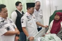 
Bupati Bandung Dadang Supriatna didampingi Kepala Pelaksana BPBD, Uka Suska menjenguk warga korban gempa bumi di RSUD Bedas Kertasari, Rabu (18/9/2024). (Foto: Ist)
