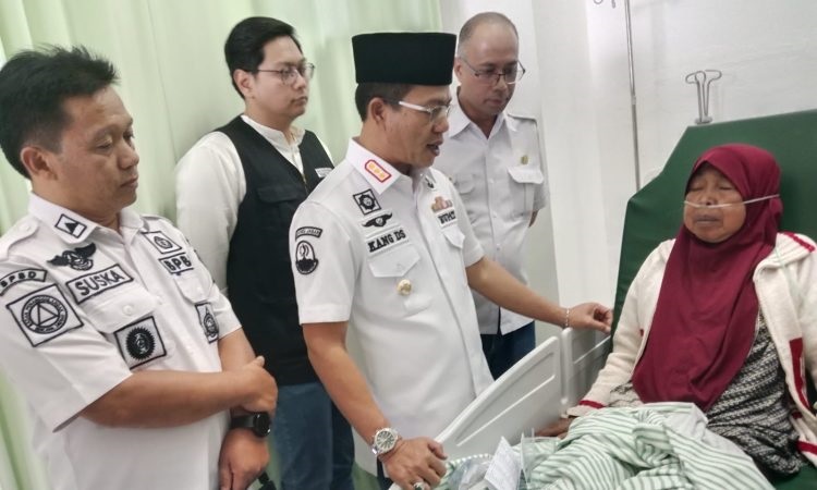 
Bupati Bandung Dadang Supriatna didampingi Kepala Pelaksana BPBD, Uka Suska menjenguk warga korban gempa bumi di RSUD Bedas Kertasari, Rabu (18/9/2024). (Foto: Ist)
