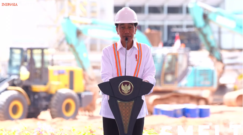 Presiden Joko Widodo (Jokowi) meresmikan Injeksi Bauksit Perdana Smelter Grade Alumina Refinery (SGAR) PT Borneo Alumina Indonesia di Kabupaten Mempawah, Provinsi Kalimantan Barat, Selasa (24/9/2024). (Foto: Tangkapan layar YouTube BPMI Setpres)
