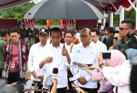 Presiden Jokowi menyampaikan keterangan pers usai peletakan batu pertama (groundbreaking) pembangunan kawasan mixed-use Delonix Nusantara yang berada di kawasan Ibu Kota Nusantara (IKN), Provinsi Kalimantan Timur, Rabu (25/9/2024). (Foto: BPMI Setpres/Kris)
