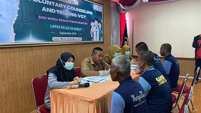 Lapas Garut bersama Puskesmas Sukasenang kembali melaksanakan Voluntary Counseling and Tersting HIV/AIDS (VCT) bagi WBP, bertempat di Aula Lapas Garut, Senin (23/9/2024)(Foto: Istimewa)
