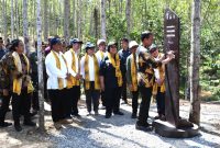 Presiden Joko Widodo (Jokowi) melakukan peninjauan sekaligus pencanangan kawasan Wanagama Nusantara yang berada di Zona Rimba Kota B Kawasan Inti Pusat Pemerintahan (KIPP), Ibu Kota Nusantara (IKN), Jumat (13/09/2024). (Foto: BPMI Setpres)