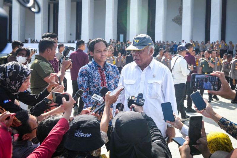 Menteri Pekerjaan Umum dan Perumahan Rakyat (PUPR) Basuki Hadimuljono memberikan keterangan pers setelah pengarahan Presiden Joko Widodo kepada pejabat TNI dan Polri di Istana Negara Ibu Kota Nusantara, Provinsi Kalimantan Timur, Kamis (12/09/2024). (Foto: Humas Setkab/Ibrahim)
