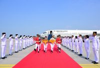 Prosesi kirab duplikat bendera merah putih dan teks proklamasi dari Ibu Kota Nusantara menuju Monumen Nasional Jakarta, Sabtu (31/08/2024). (Foto: BPMI Setpres/ Muhclis Jr)