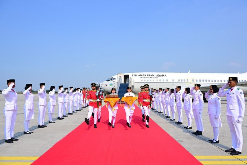 Prosesi kirab duplikat bendera merah putih dan teks proklamasi dari Ibu Kota Nusantara menuju Monumen Nasional Jakarta, Sabtu (31/08/2024). (Foto: BPMI Setpres/ Muhclis Jr)