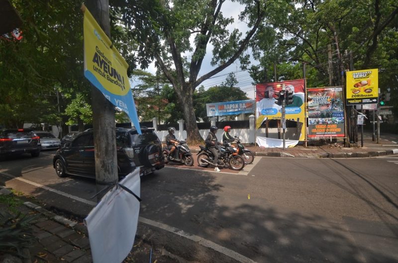 Sejumlah alat peraga kampanye (APK) pasangan calon Wali Kota dan Wakil Wali Kota Bandung nomor urut 4, Arfi Rafnialdi-Yena Iskandar Ma'soem dirusak. (Foto: deram/dara)

