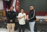 
Ketua Divisi Sosialisasi Pendidikan Pemilih dan Partisipasi Masyarakat KPU Jabar, Hedi Ardia menyerahkan APK secara simbolis kepada perwakilan tim paslon Cagub-Cawagub Jabar 2024 di Aula Setia Permana, Kantor KPU Jabar, Rabu (23/10/2024). (Foto: deram/dara)

