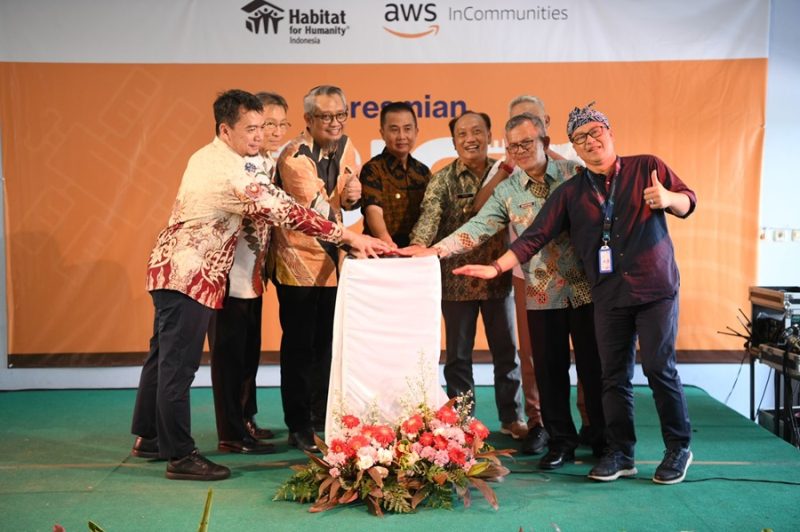 
Pj Gubernur Jawa Barat Bey Machmudin menghadiri peresmian Think Big Space (TBS), AWS Indonesia, SMKN 1 Karawang, Kamis (24/10/2024) (Foto: Dokpim Jabar)

