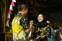 
Penjabat Gubernur Jawa Barat Bey Machmudin menyerahkan  Anugerah Bahasa dan Sastra Kawistara, Balai Bahasa Provinsi Jabar, di Saung Angklung Udjo, Jumat (25/10/2024). (Foto: biro adpim jabar)

