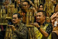 
Penjabat Gubernur Jawa Barat Bey Machmudin menghadiri acara Anugerah Bahasa dan Sastra Kawistara, Balai Bahasa Provinsi Jabar, di Saung Angklung Udjo, Jumat (25/10/2024). (Foto: biro adpim jabar)