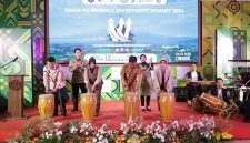 
 Pjs. Bupati Bandung Dikky Achmad Sidik membuka Bandung Regency Investment Summit (BRIS) 2024, di Hotel Grand Sunshine Resort dan Convention Soreang, Senin (7/10/2024). (Foto: maji/dara)

