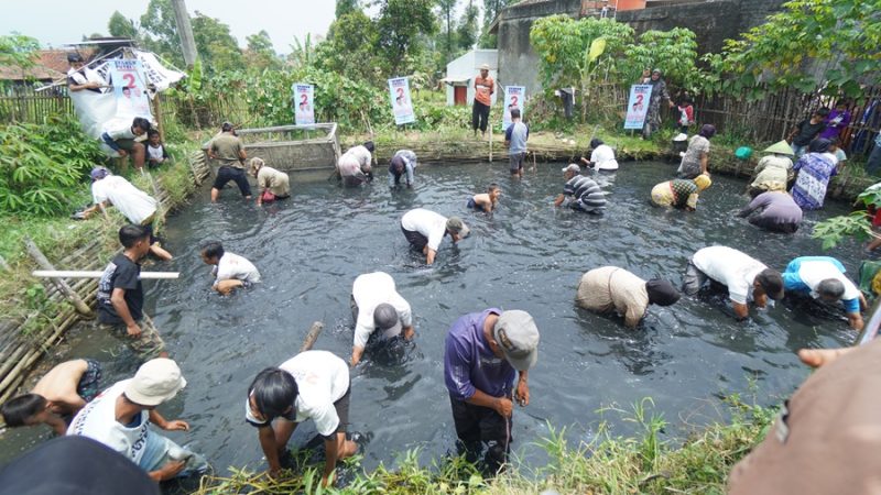 
Calon Bupati Garut Abdusy Syakur Amin, berbaur dengan masyarakat berburu ikan di Kampung Pakuwon, Desa Cisurupan, Kecamatan Cisurupan, Kabupaten Garut, Senin (21/10/2024) siang.(Foto: andre/dara)
