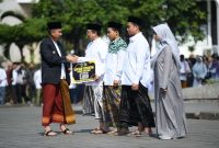 Penjabat Gubernur Jawa Barat, Bey Machmudin simbolis memberikan 
5.000 sertifikat halal kepada pelaku UMKM di Jawa Barat usai peringatan Hari Santri Nasional (HSN) 2024 di halaman depan Gedung Sate, Kota Bandung, Selasa (22/10/2024).(Foto: biro dokpim jabar)
