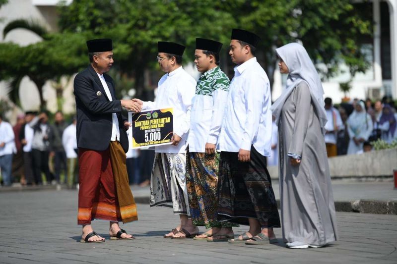 Penjabat Gubernur Jawa Barat, Bey Machmudin simbolis memberikan 
5.000 sertifikat halal kepada pelaku UMKM di Jawa Barat usai peringatan Hari Santri Nasional (HSN) 2024 di halaman depan Gedung Sate, Kota Bandung, Selasa (22/10/2024).(Foto: biro dokpim jabar)
