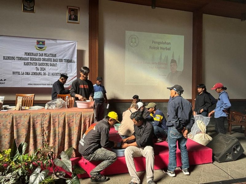 Disperindag Bandung Barat menggelar Diklat Petani Tembakau dengan tema Blending Tembakau Berbasis Organik di  The La Oma Cafe dan Hotel, Jalan Raya Cijeruk Nomor 62-Lembang, Senin(30/09/2024).(Foto: Diskominfotik KBB).
