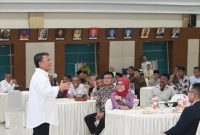 
Sekda Jabar Herman Suryatman memberikan arahan pada kegiatan Bimbingan Teknis Layanan Bantuan Layanan Advokasi Desa di Gedung BPSDM Jabar, Kota Cimahi, Selasa (22/10/2024).(Foto: Dokpim Jabar)