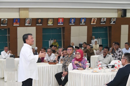 
Sekda Jabar Herman Suryatman memberikan arahan pada kegiatan Bimbingan Teknis Layanan Bantuan Layanan Advokasi Desa di Gedung BPSDM Jabar, Kota Cimahi, Selasa (22/10/2024).(Foto: Dokpim Jabar)