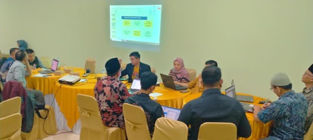 
Para peserta menyusun rencana SOP dan tindak lanjut pada Workshop Pembentukan Satuan Gugus Tugas Pencegahan dan Penanganan Kekerasan di Satuan Pendidikan (Satgas PPKSP), di ANB Hotel & Resort, Kecamatan Pameungpeuk, Kabupaten Garut, Sabtu (19/10/2024).(Foto:andre/dara)

